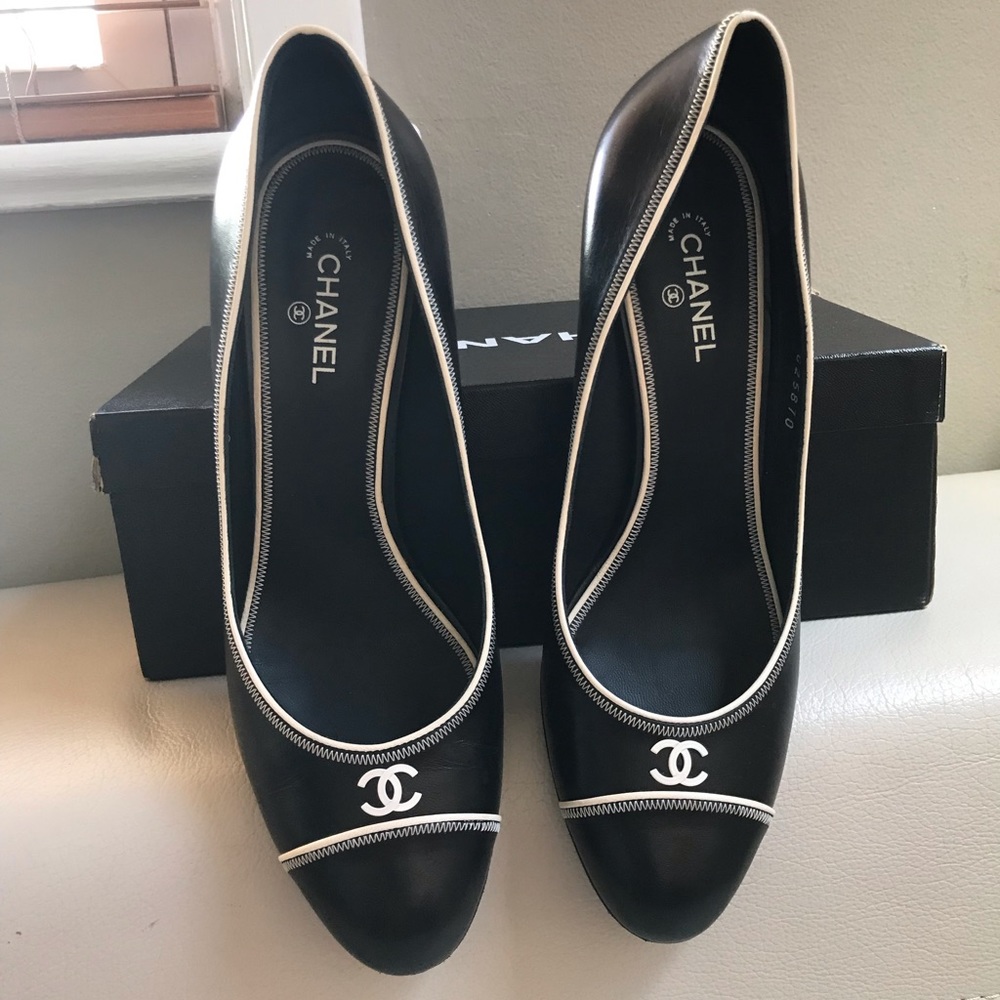 CHANEL BLACK HEELS